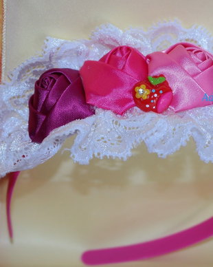 Cordeluta plastic cu flori din saten si cabochon mar