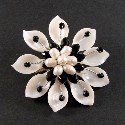 4547 - Pandantiv, brosa, sidef alb, perle de cultura, sticla fatetata negru, 64mm