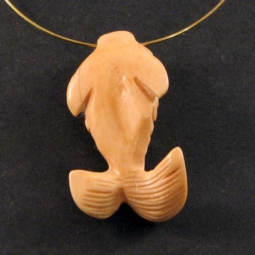4557 - Pandantiv, os sculptat, pestisorul de aur
