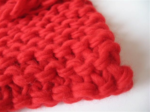 Caciula  tricotata din lana rosie