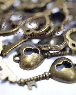Charm cheie, bronz antichizat, 24x12x4mm