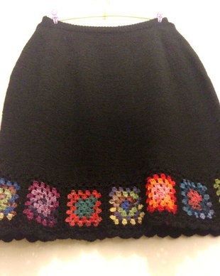 Fusta tricotata negru cu bordura multicolora-rezervat