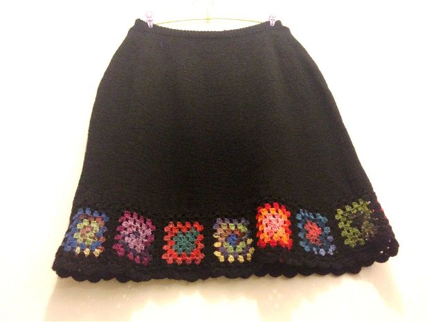 Fusta tricotata negru cu bordura multicolora-rezervat