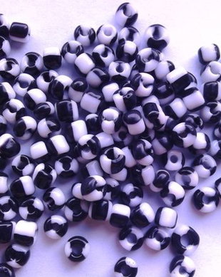 LMN407 - (25g) margele nisip alb si negru 4 mm