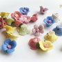 Mix de  23 trandafirasi din portelan aprox 15x8 mm