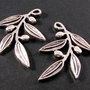 4715 - (2 buc) Minipandantive / charms, crengute maslin, argintiu