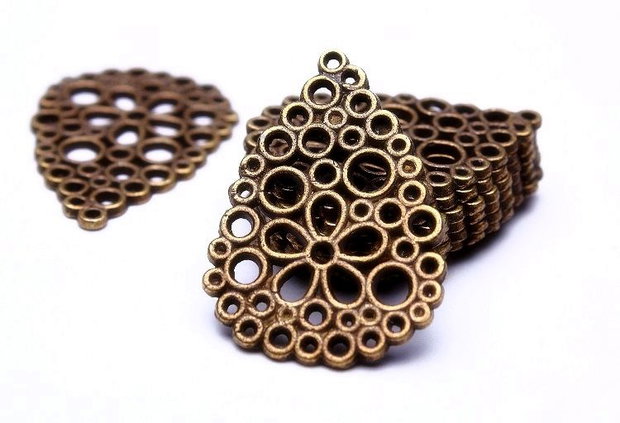 Charm / pandantiv brodat flori ,finisaj bronz 28x20mm (bz 27)