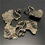 Set inchizatoare decorativa multisir placata cu bronz  infatisand frunzulite exotice  tip ginkgo.