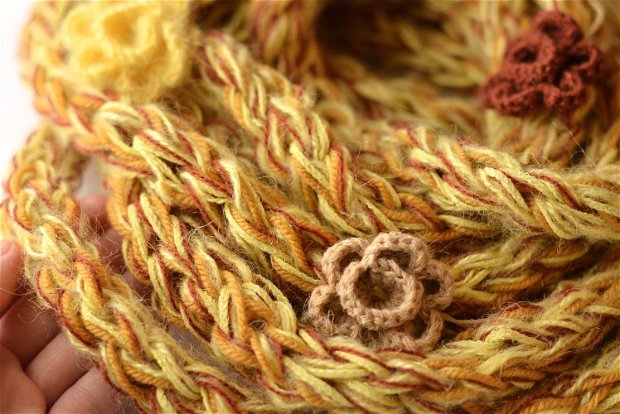 Fular tubular realizata manual din mix fire lana, acril, modal si angora - nuante de galben, sienna si bej