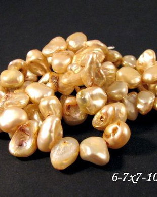 4885 - Sirag perle biwa, beige cu irizatii, fulgi