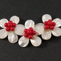 4996 - Baza colier, set 3 flori, petale sidef alb, coral rosu