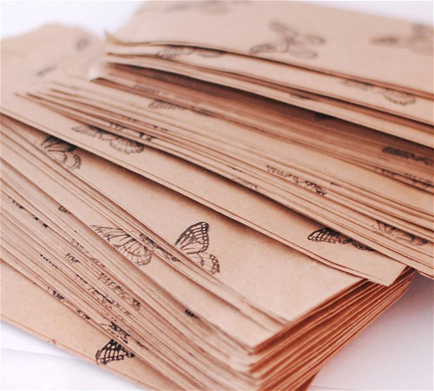 10 buc plicuri hartie natur stampilata manual cu flururi si cleme de lemn