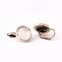 Mini cercei din rasina electroplacata nuanta auriu si cabochon cat eye cu tortite leverback