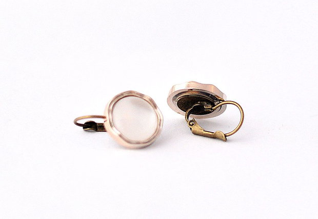 Mini cercei din rasina electroplacata nuanta auriu si cabochon cat eye cu tortite leverback