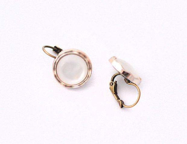 Mini cercei din rasina electroplacata nuanta auriu si cabochon cat eye cu tortite leverback