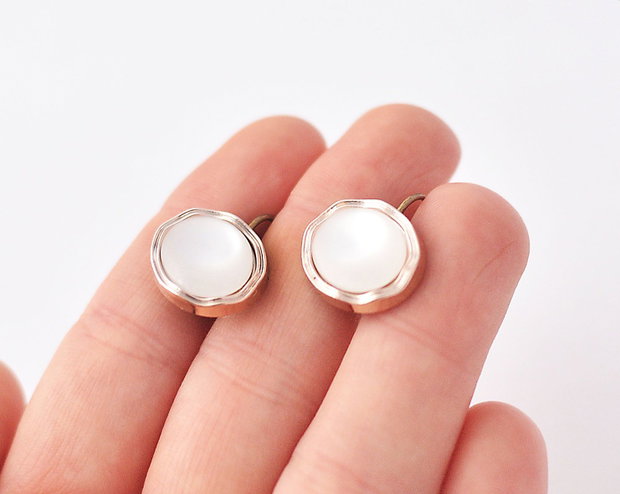 Mini cercei din rasina electroplacata nuanta auriu si cabochon cat eye cu tortite leverback