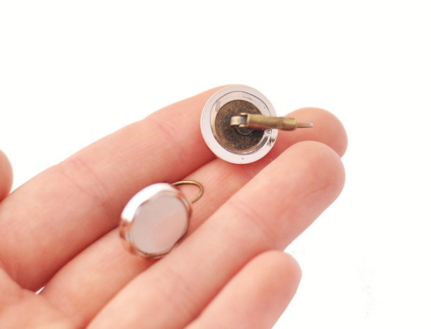 Mini cercei din rasina electroplacata nuanta auriu si cabochon cat eye cu tortite leverback