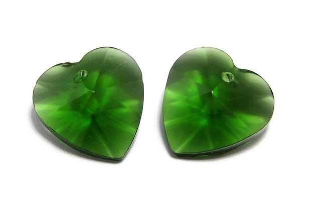 Pandantiv din sticla, inimioara verde inchis, 18x9 mm