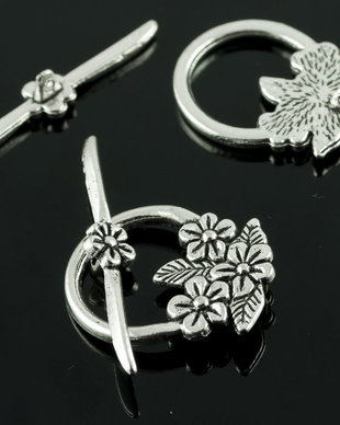 G818 Incuietoare toggle argintiu antic floricele 22x32mm