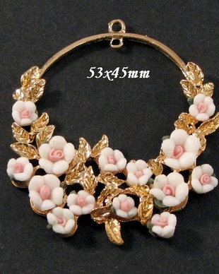 5165 - (2buc) Pandantiv / charms, auriu, flori trandafiri portelan alb