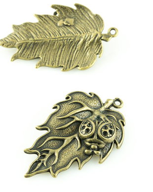 I1045 Pandantiv bronz frunza cu buburuza, 46x27mm