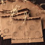 Set 10 buc plicuri natur cu burduf lateral cusute cu model zimtat, stampile buline, margine ondulata si fundita din canepa naturala