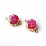 Conector radacina rubin indian vopsit in rama decorativa placata cu argint 1 micron peste care este placat prin electroliza inversa cu aur 24 K