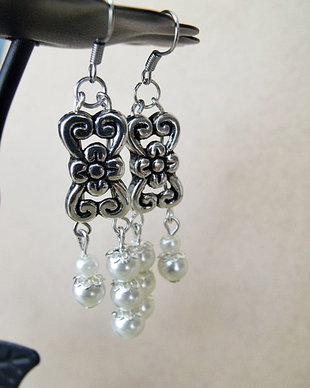 ce 362 - chandeliere florale si perle ivorii