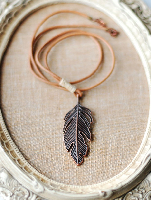 Tribal - colier unisex cu pana metalica si snur de piele naturala