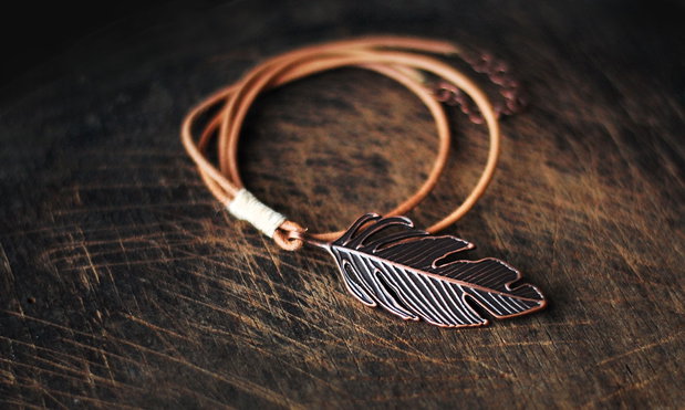 Tribal - colier unisex cu pana metalica si snur de piele naturala