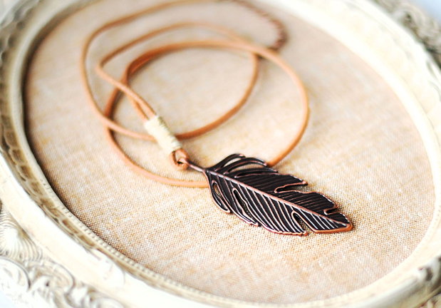 Tribal - colier unisex cu pana metalica si snur de piele naturala