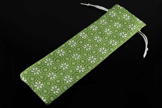 Saculeti lungi din material texil verde cu floricele albe, 17x5cm