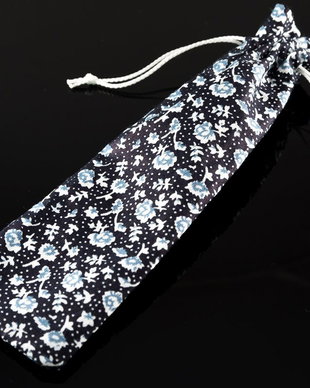 Saculeti lungi din material textile negru cu floricele albe, 17x5cm