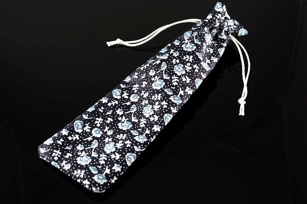 Saculeti lungi din material textile negru cu floricele albe, 17x5cm
