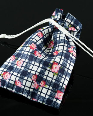 Saculeti din material textil carouri, 10x6.5cm.