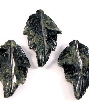 5531 - (2buc) Pandantiv, frunza sculptata, kambaba jasper, verde inchis