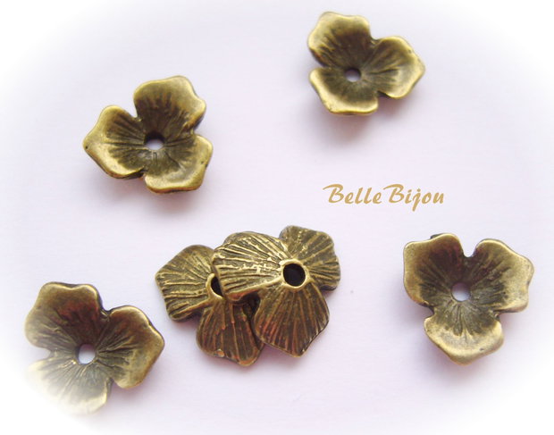 Capacel finisaj bronz floricica cu 3 petale aprox 11x3 mm