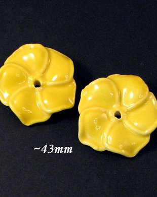 5620 - (2buc) Floare portelan / ceramica glazurata, galben, aprox.43mm