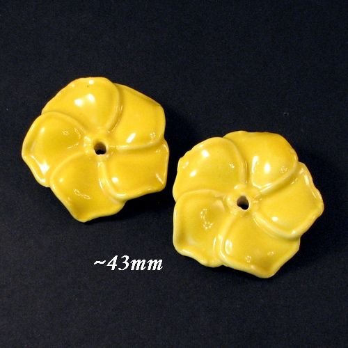 5620 - (2buc) Floare portelan / ceramica glazurata, galben, aprox.43mm