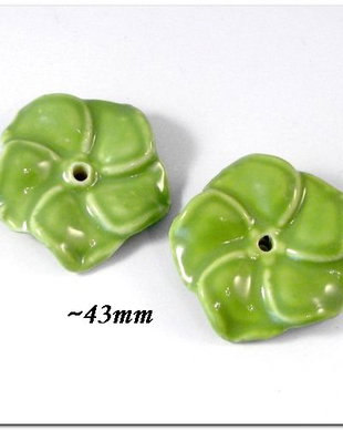 5621 - (2buc) Floare portelan / ceramica glazurata, verde crud, aprox.43mm