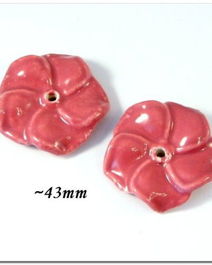 5619 - (2buc) Floare portelan / ceramica glazurata, roz inchis prafuit, aprox.43mm