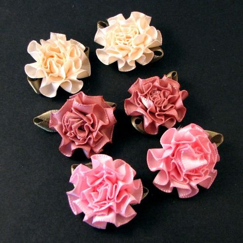 5643 - (6buc) Floricele din saten, alb crem, roz prafuit si roz, aprox.28mm