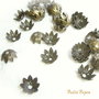 (10 buc) Capac finisaj bronz floare cu 8 petale aprox 4.5x10 mm