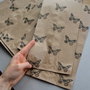 Set 20 buc pungi mari din hartie natur cu fluturi  - burduf lateral - 33 x 15 cm