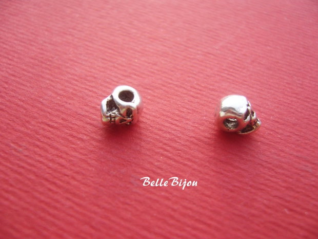 Craniu din argint aprox 4x5x6.5 mm