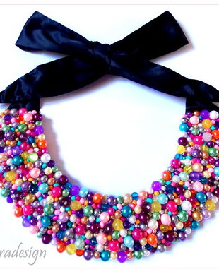 Colier multicolor cu funda neagra