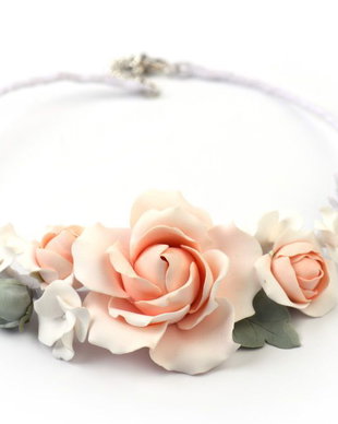 Pale peach roses- Colier