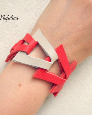Bratara Chained triangles
