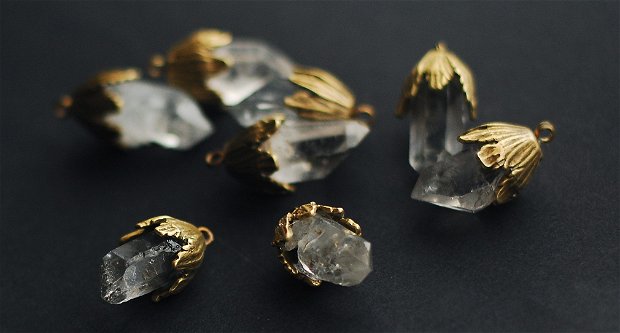 Pandant cu crystal point quartz si capacel vegetal bronz - 1 buc -