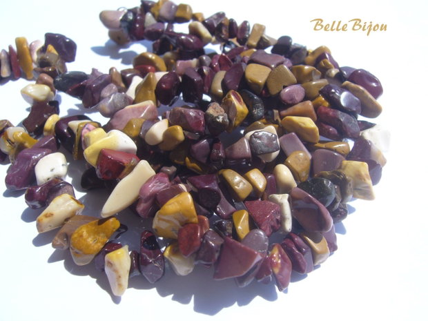 (15 cm) Jasp mookaite chips-uri aprox 2-5x5-10 mm